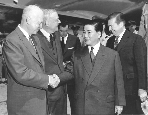 A group of men shaking hands

Description automatically generated