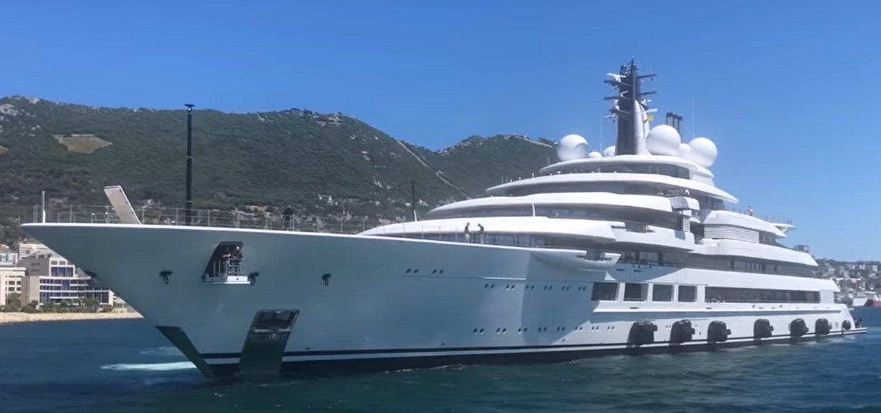 A large white ship in the water

Description automatically generated