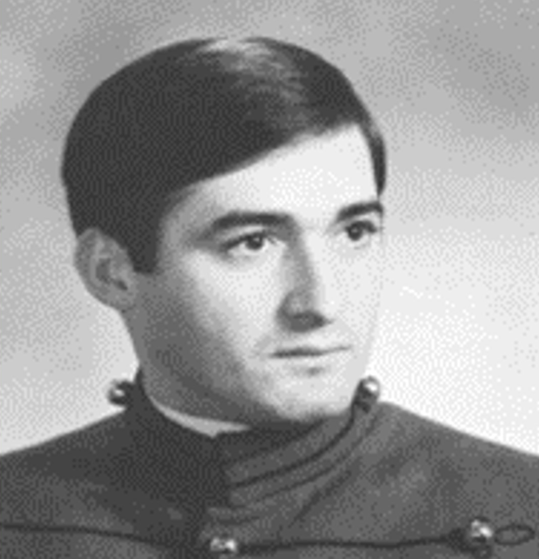 A person in a military uniform

Description automatically generated