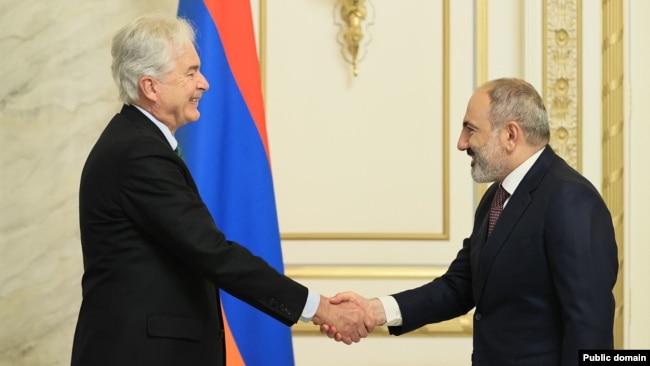 Armenia - Prime Minister Nikol Pashinian greets CIA Director William Burns, Yerevan, July 15, 2022.