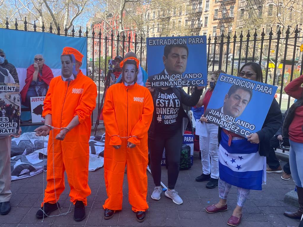 Hondurans celebrate former president and 'narco-dictator' Juan Orlando  Hernández's extradition to the United States - Reportar Sin Miedo