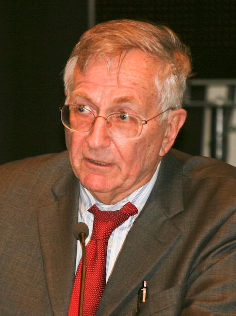 https://upload.wikimedia.org/wikipedia/commons/8/8c/Seymour_Hersh_%283413572451%29_%28cropped%29.jpg