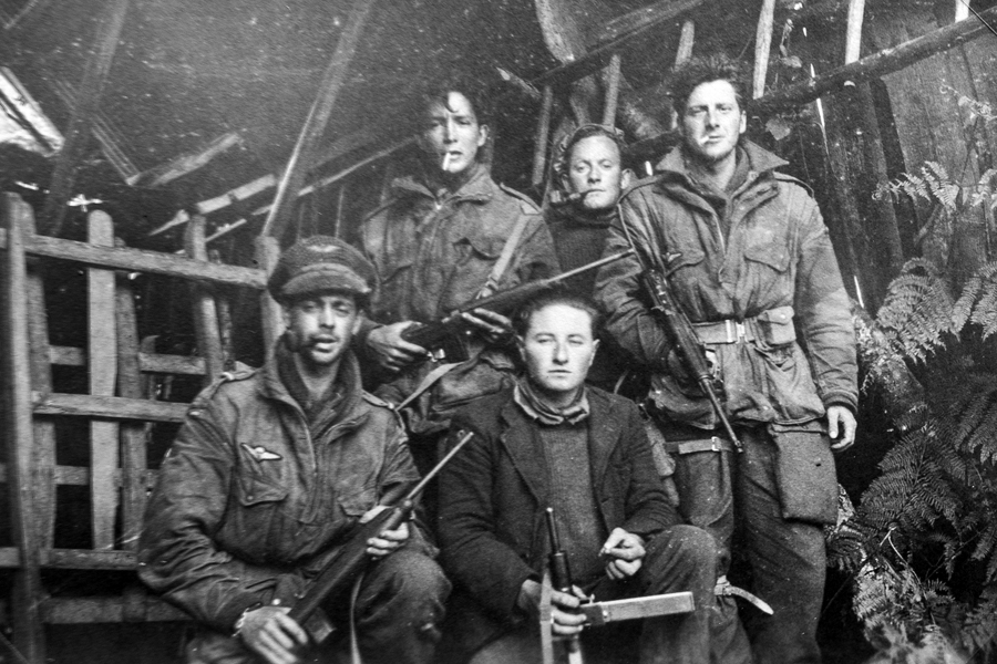 A group of men holding guns

Description automatically generated