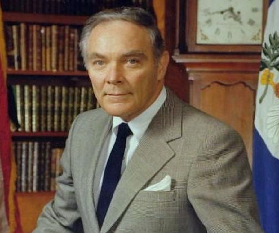 A person in a suit and tie

Description automatically generated