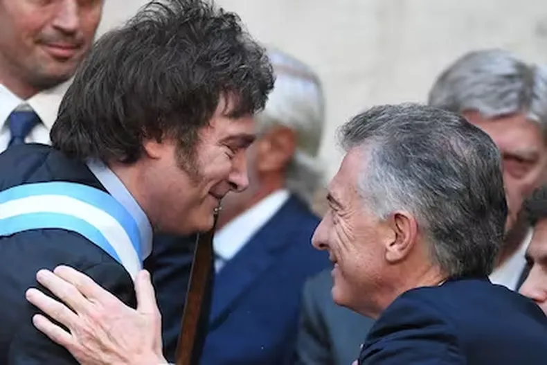 Mauricio Macri saluda a Javier Milei cuando este asumió la presidencia