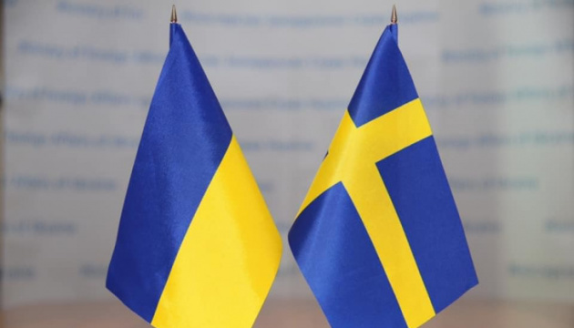 A close-up of a pair of flags

Description automatically generated