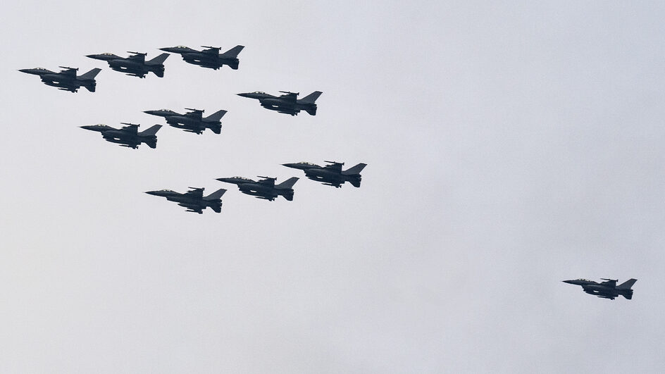 C:\Users\Ron Ridenour\Pictures\Danish spying, soldiers\dansk f 16.jpg