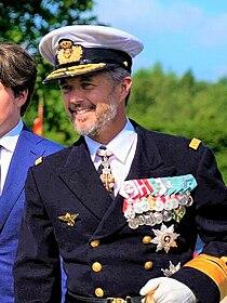 https://upload.wikimedia.org/wikipedia/commons/thumb/8/81/Frederik%2C_Crown_Prince_of_Denmark_in_2021.jpg/210px-Frederik%2C_Crown_Prince_of_Denmark_in_2021.jpg