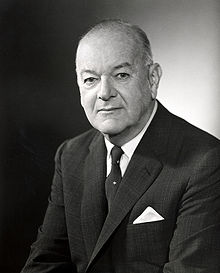 A person in a suit and tie

Description automatically generated