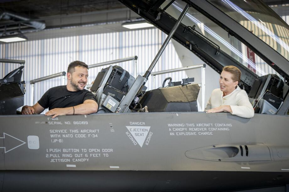 C:\Users\Ron Ridenour\Pictures\Denmark gov, military\Frederiksen og Zelensky F 16 aug 23.jpg
