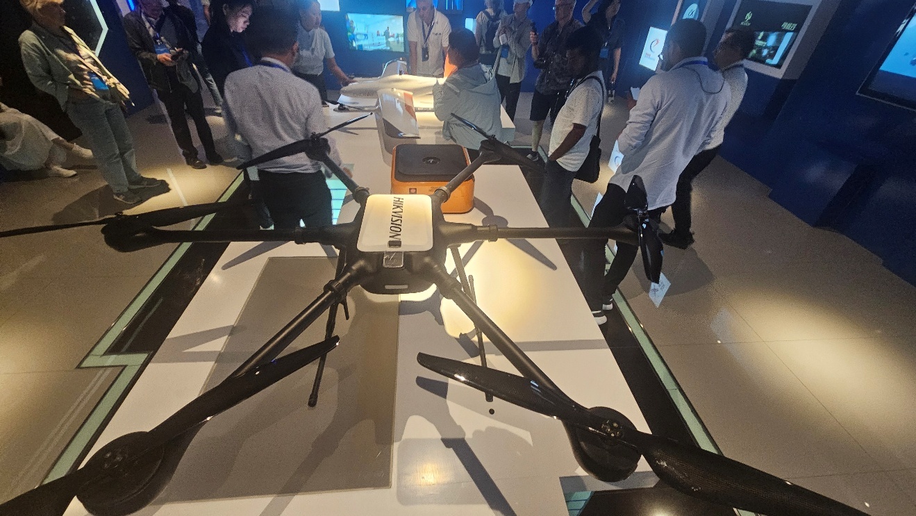 A drone on a table

AI-generated content may be incorrect.