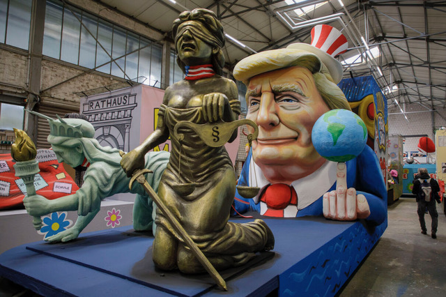 A large statue of two people

AI-generated content may be incorrect.