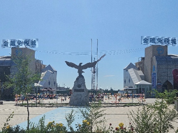 A statue of a bird in a city AI-generated content may be incorrect.