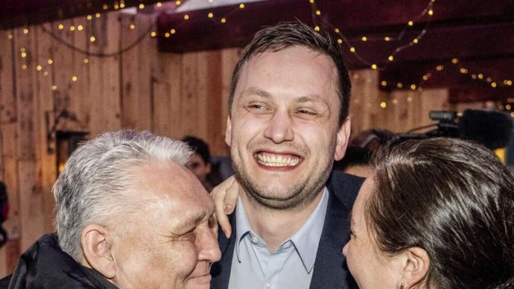 Chairman of Demokraatit, Jens-Frederik Nielsen, centre, in Nuuk