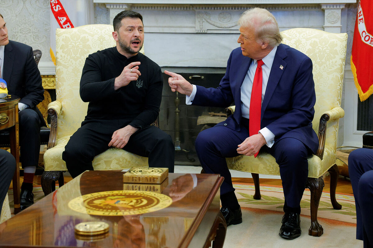Two men sitting in chairs

AI-generated content may be incorrect.