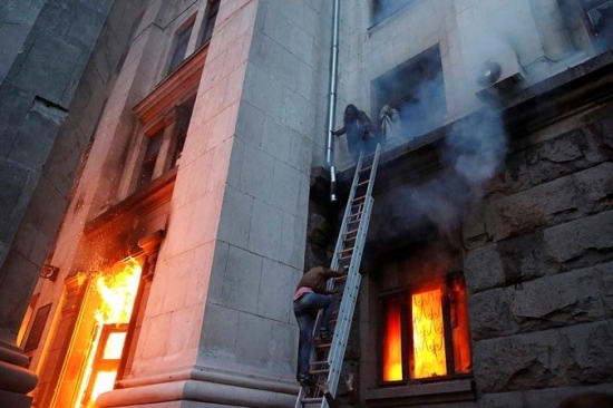 A group of people on a ladder on a building
AI-generated content may be incorrect.