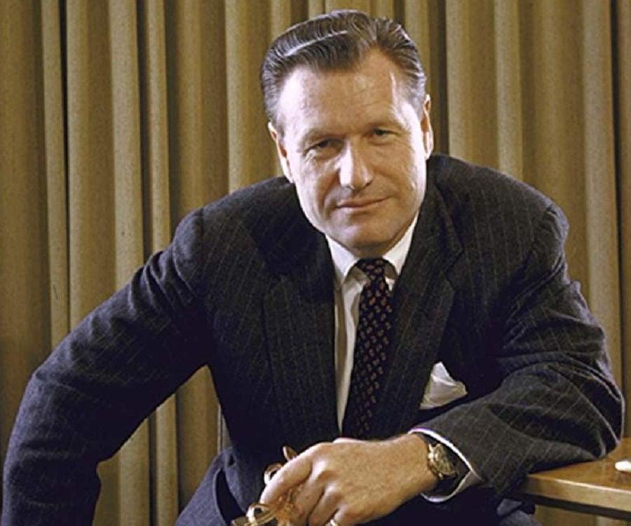 A person in a suit and tie
AI-generated content may be incorrect.