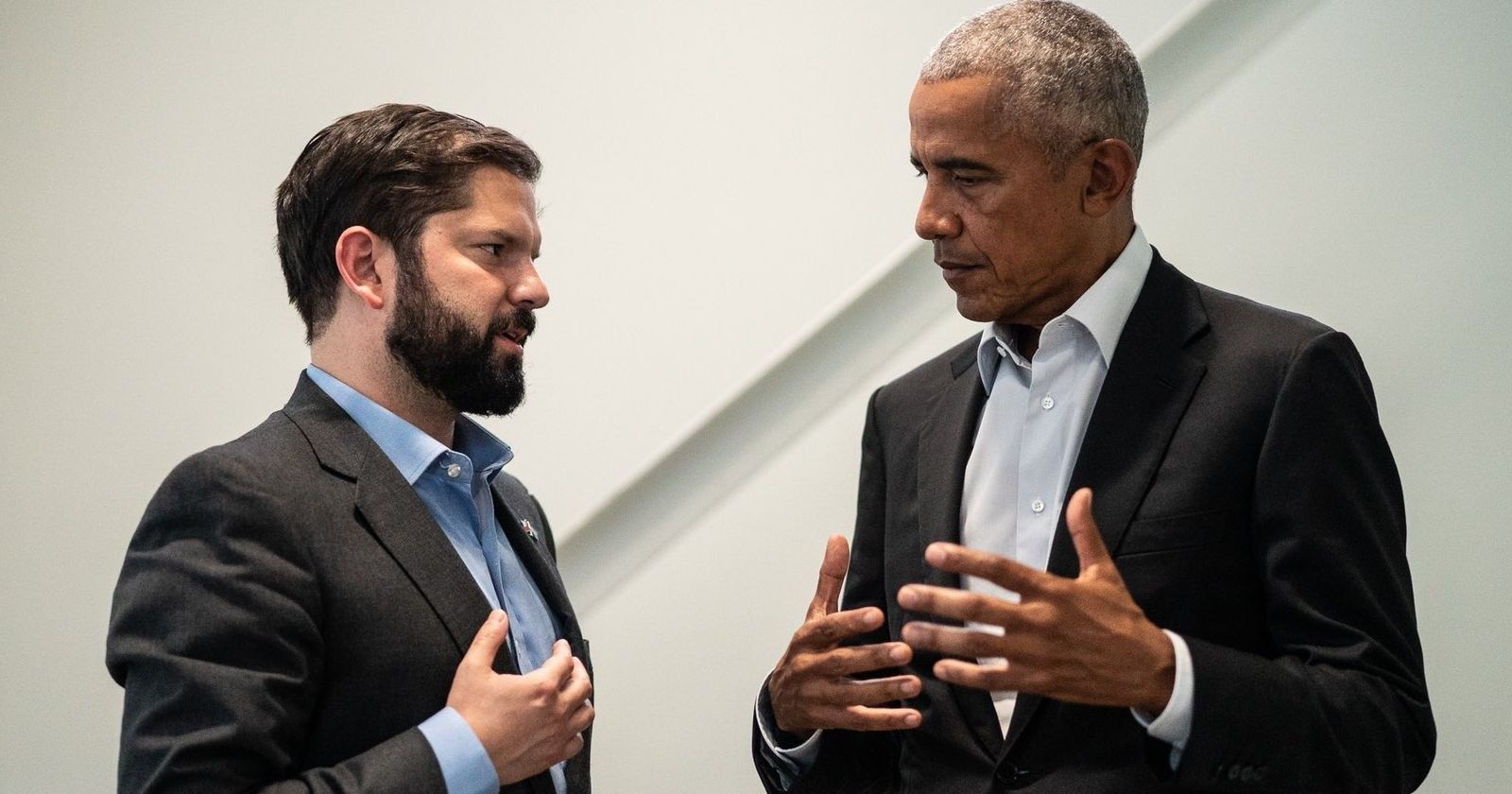 A person in a suit talking to another person

AI-generated content may be incorrect.