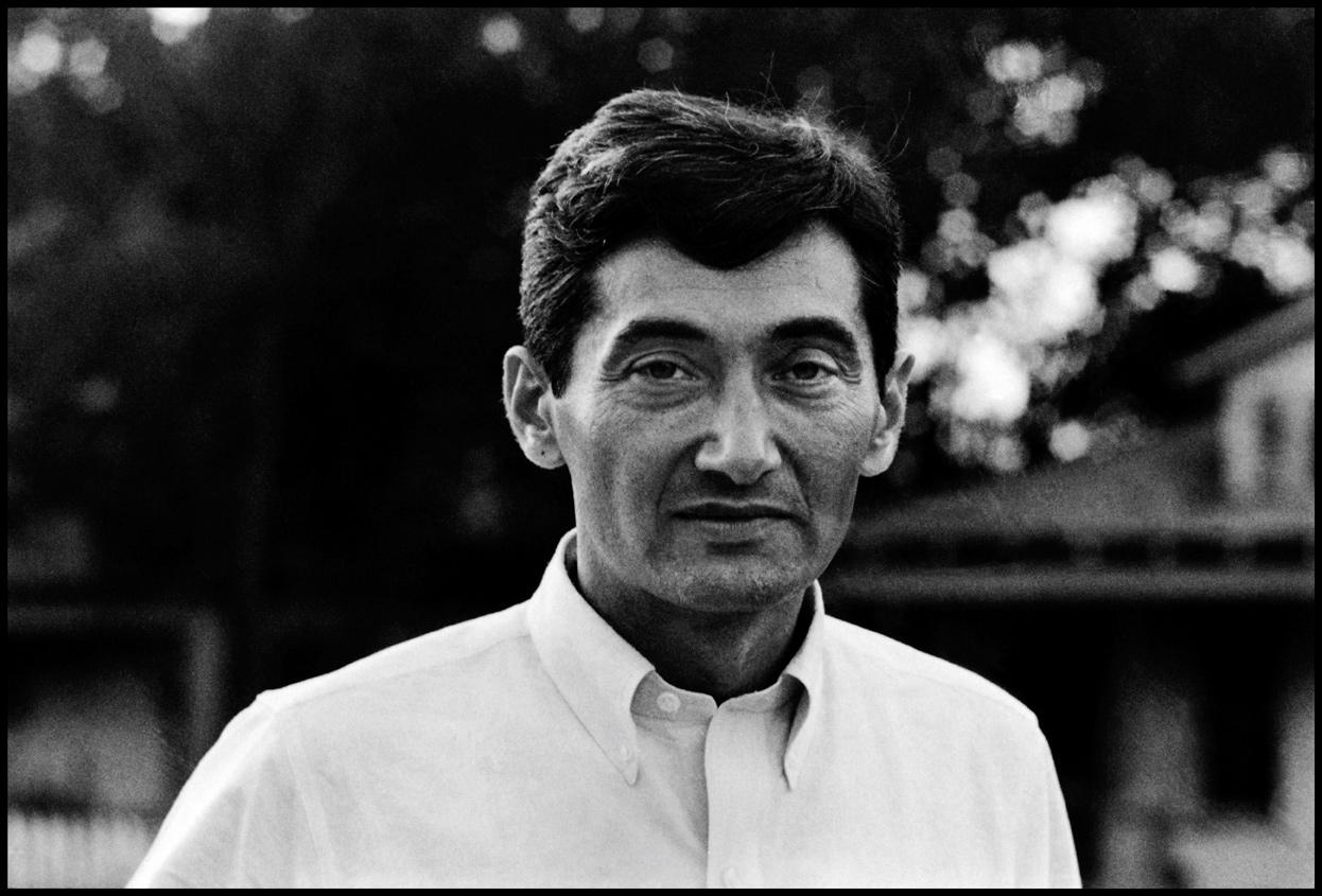 A person in a white shirt
AI-generated content may be incorrect.
