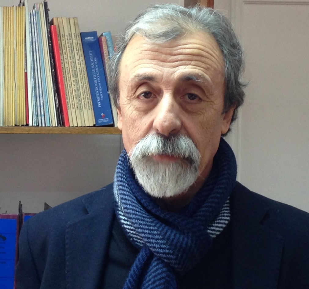 A person with a beard and a scarf

AI-generated content may be incorrect.