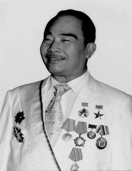 r/monarchism - Souphanouvong in a white suit with medals
