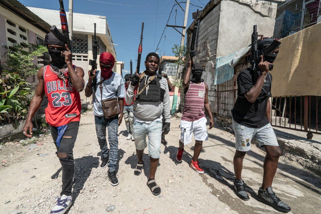 A group of men with guns

AI-generated content may be incorrect.