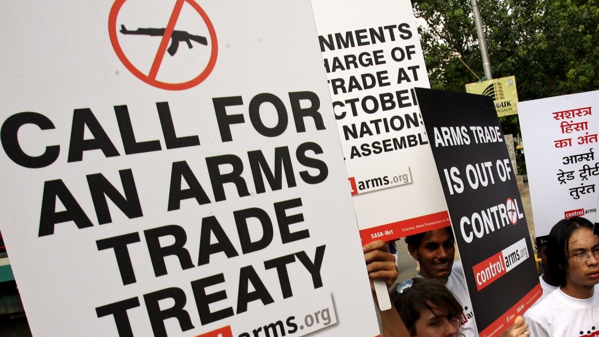 A group of people holding signs
AI-generated content may be incorrect.