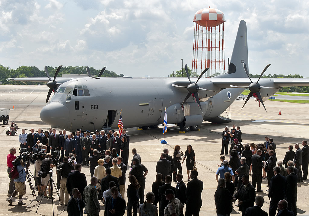 A group of people standing around a large plane
AI-generated content may be incorrect.