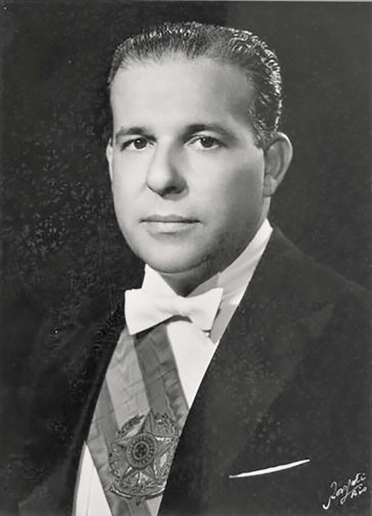 A person in a suit and bow tie

AI-generated content may be incorrect.