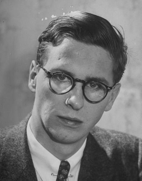 A person wearing glasses and a suit

AI-generated content may be incorrect.