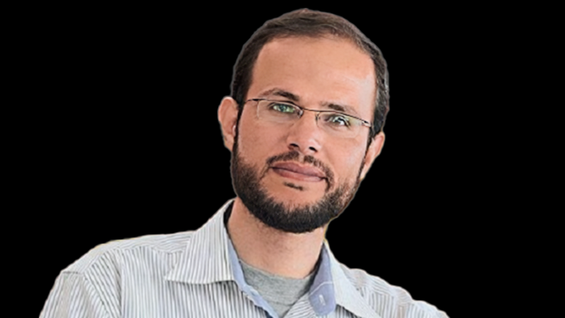 A person with glasses and a beard Description automatically generated