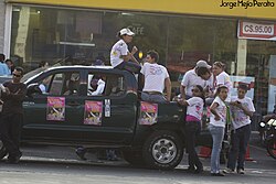 A group of people in a truck

AI-generated content may be incorrect.