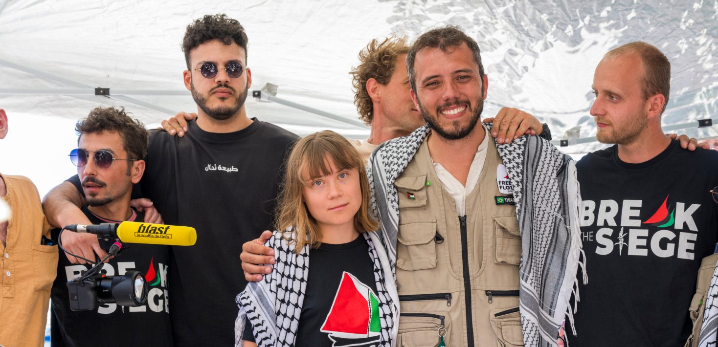 A group of people posing for a photo

AI-generated content may be incorrect.
