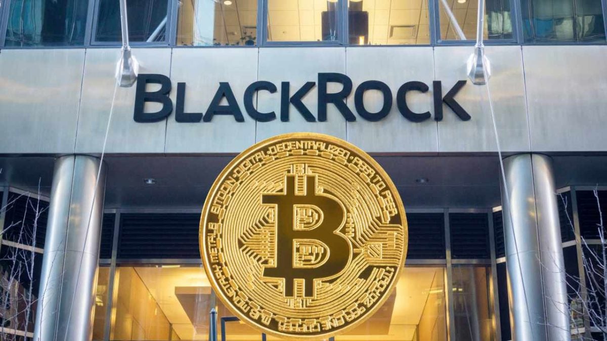 A large gold coin with a bitcoin sign in front of a building

AI-generated content may be incorrect.