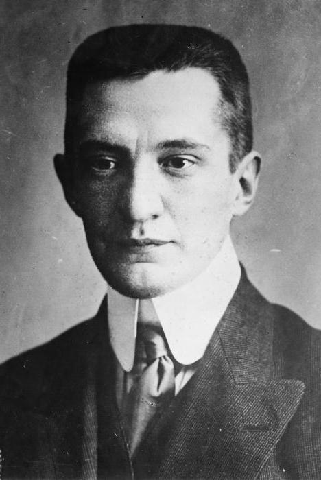 A person in a suit and tie

Description automatically generated