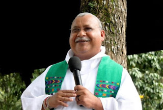 A person in a white robe holding a microphone
AI-generated content may be incorrect.