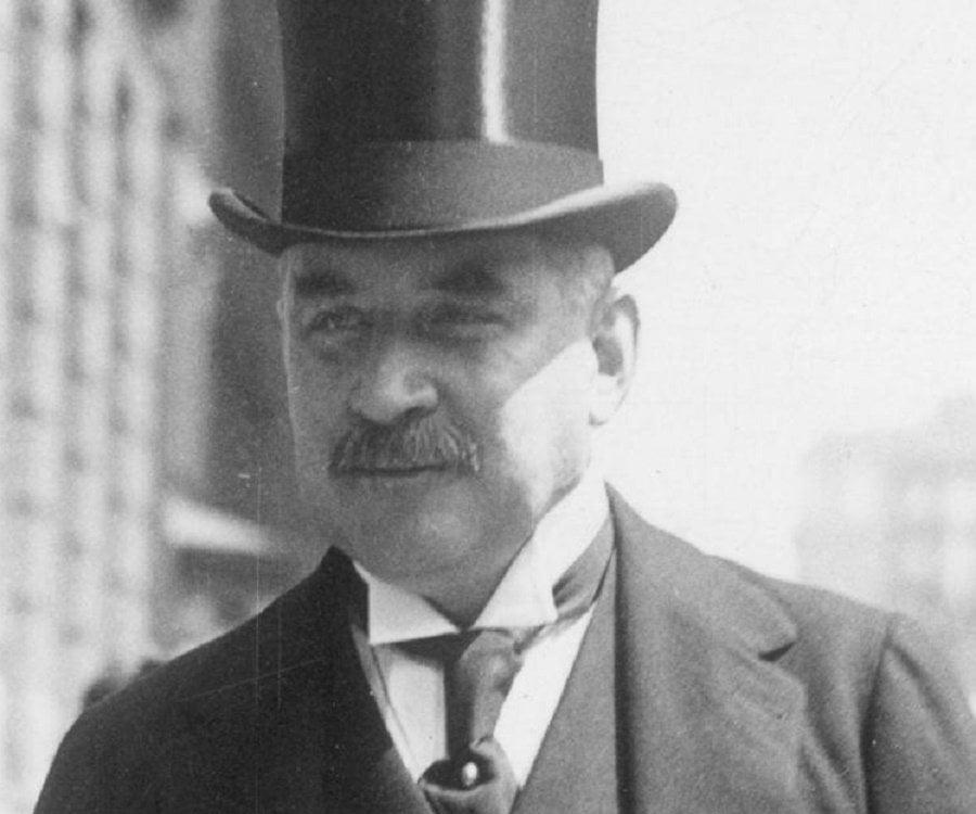 A person wearing a top hat

Description automatically generated