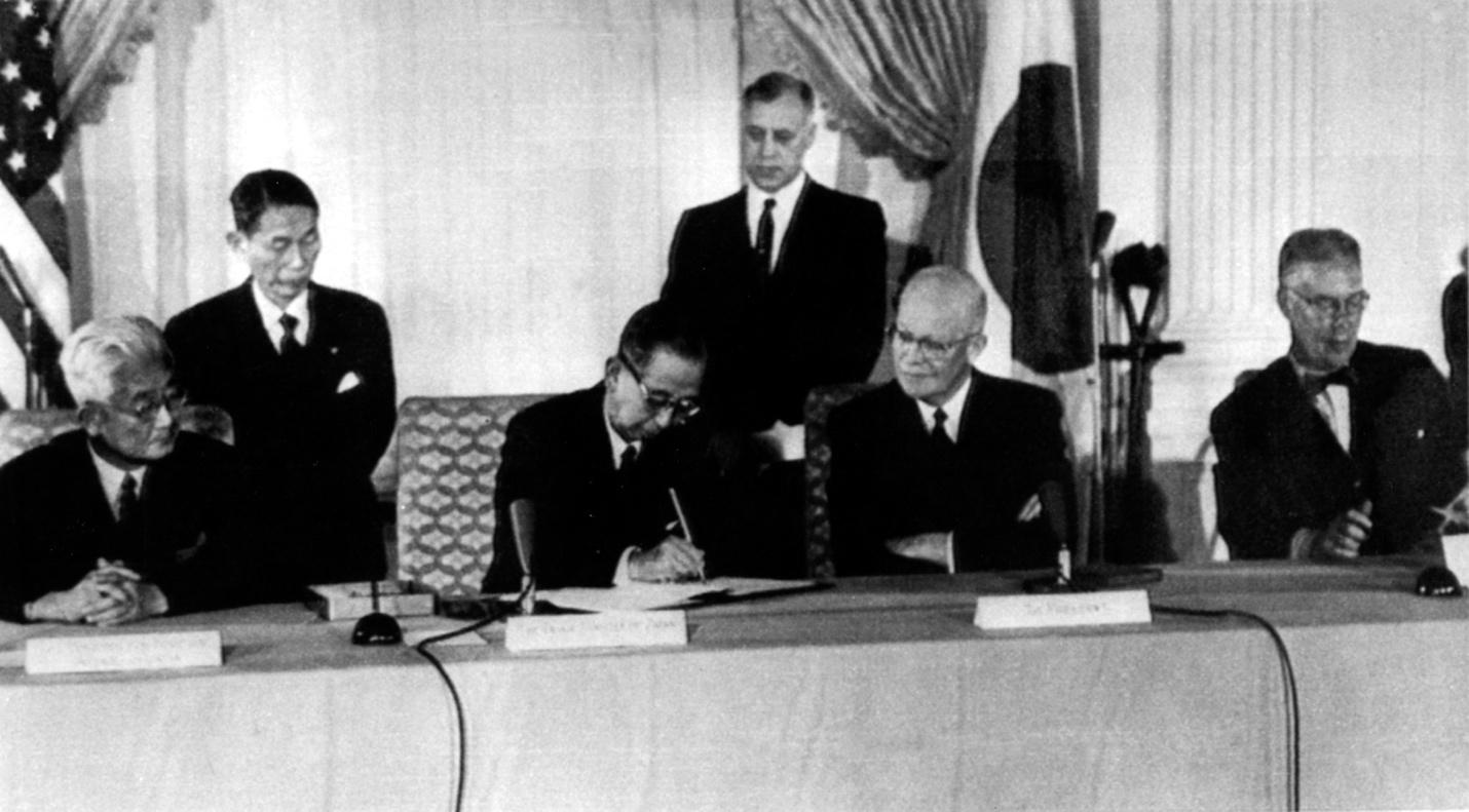 Japanese and US officials sign treaty (© Robert M. Baer/AP Images)