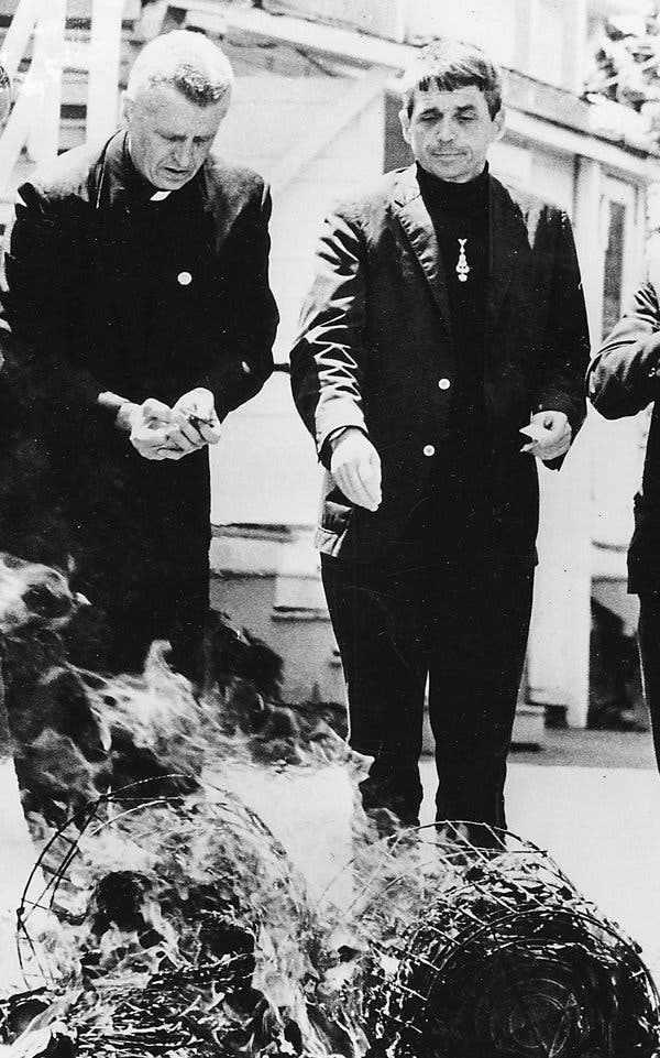 A group of men standing next to a fire

AI-generated content may be incorrect.
