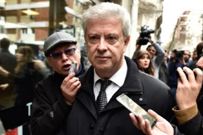 A person in a black coat holding a cell phone

AI-generated content may be incorrect.