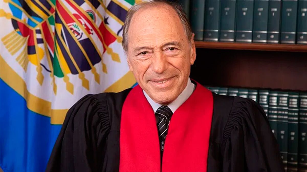 A person in a black robe

AI-generated content may be incorrect.