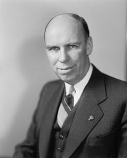 A person in a suit and tie

AI-generated content may be incorrect.