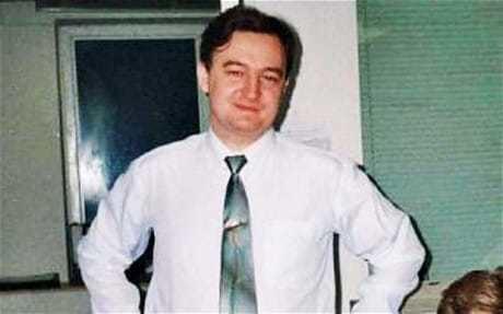 A person in a tie
AI-generated content may be incorrect.