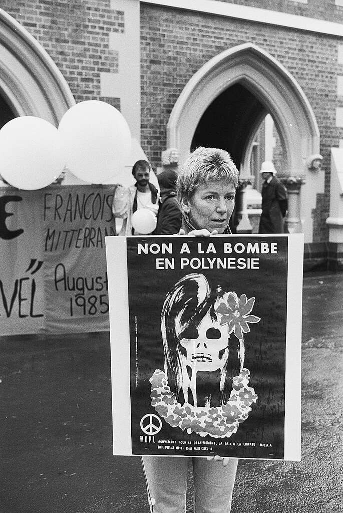 RW Bombing Demonstration in Auckland. © Greenpeace / Pierre Gleizes