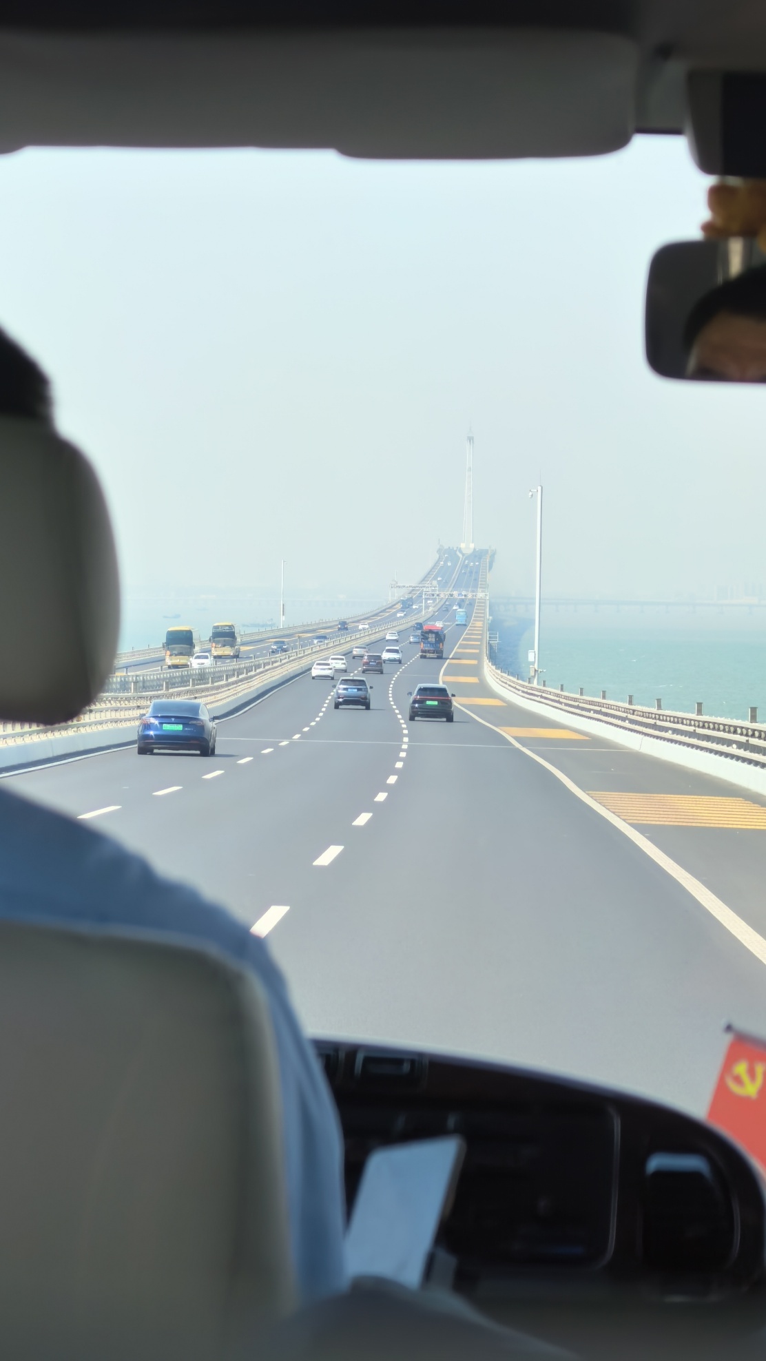 A car driving on a bridge

AI-generated content may be incorrect.