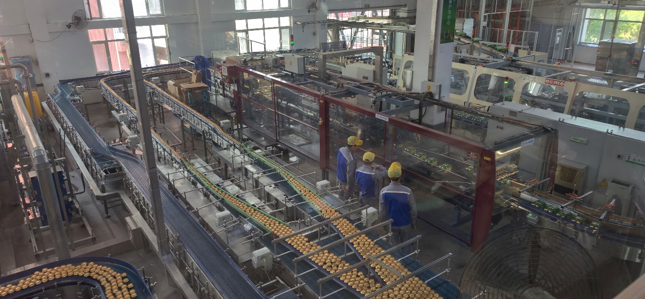 A group of people in a factory

AI-generated content may be incorrect.