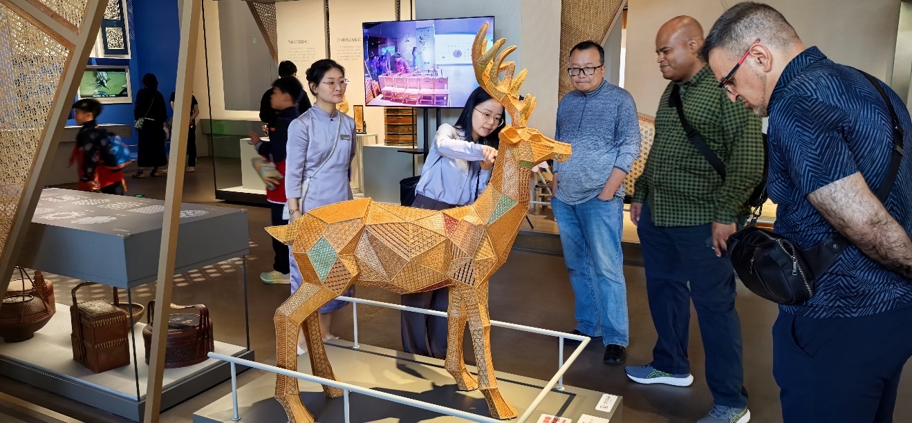 A group of people standing next to a statue of a deer

AI-generated content may be incorrect.