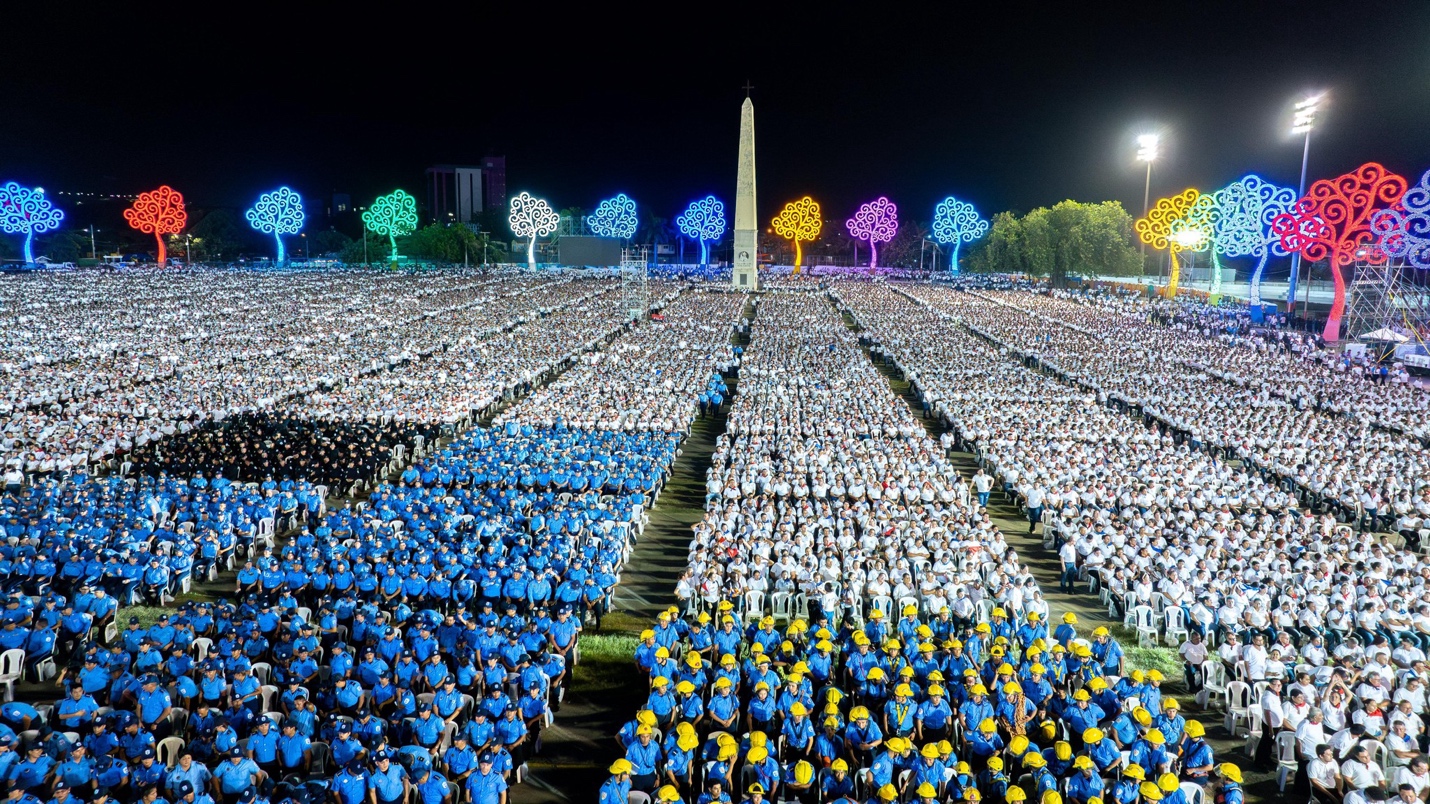 A large group of people in blue and white shirts
AI-generated content may be incorrect.