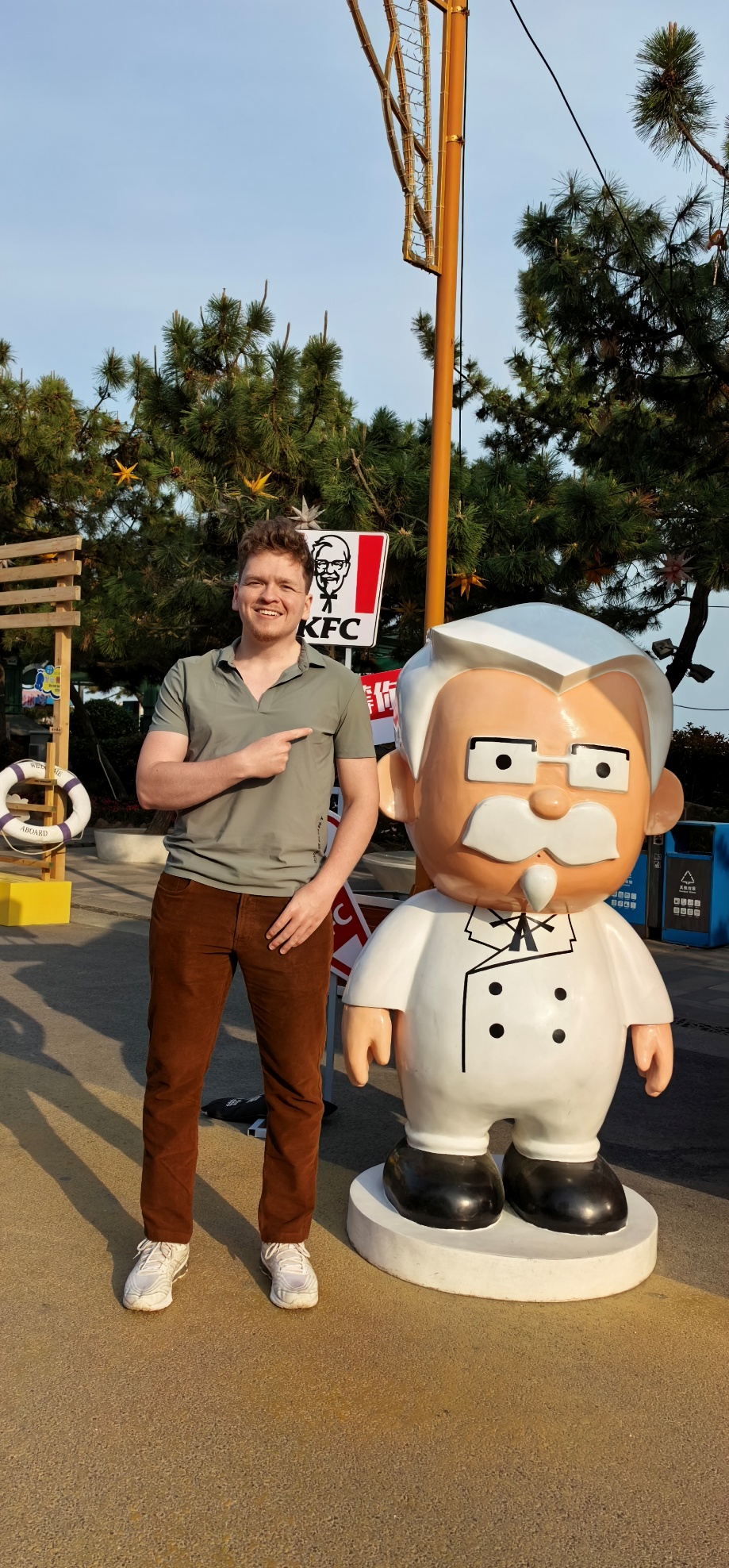 A person pointing at a statue

AI-generated content may be incorrect.