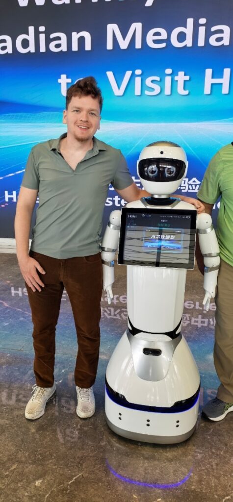 A person standing next to a robot

AI-generated content may be incorrect.